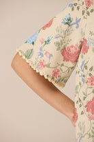 Floral-patterned shorts with a beige background Calling June